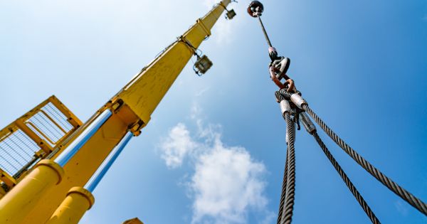 Tips To Select the Right Rigging Hardware for Heavy Lifting